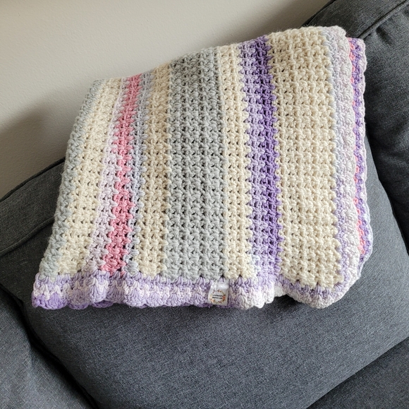 A beautiful crocheted blanket for shall or lap or new born perfect for car pet - Picture 5 of 5